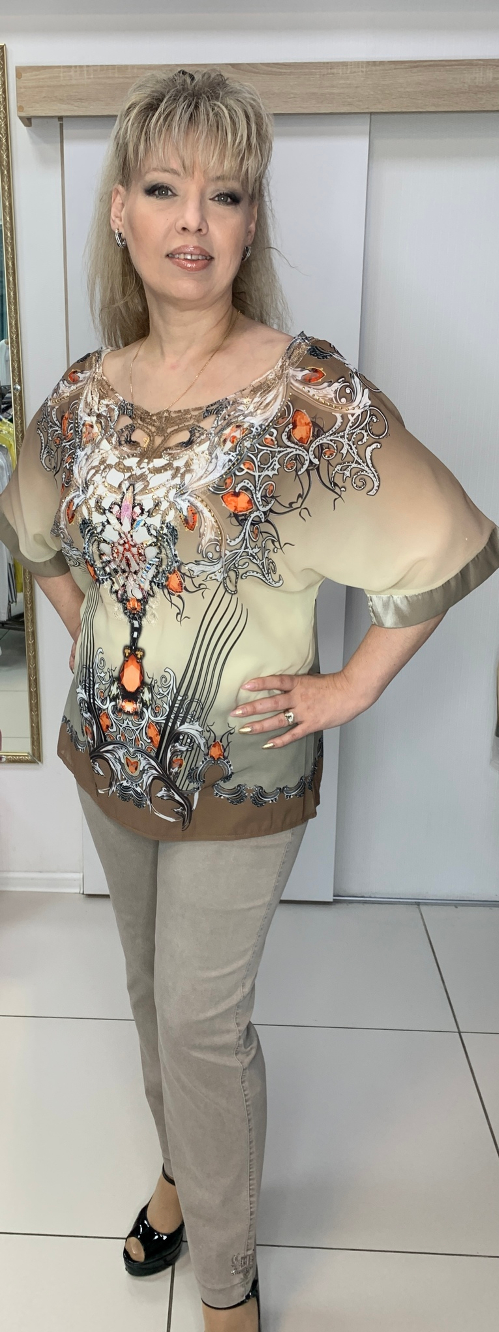 Нарядная цветная двойка с ажурно-стразовым оформлением