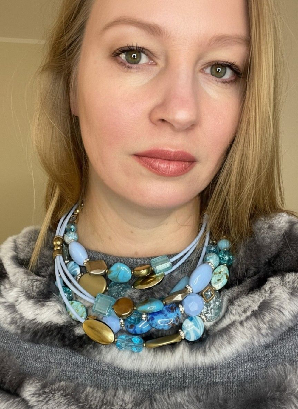 Колье из бусин на проволоке с памятью