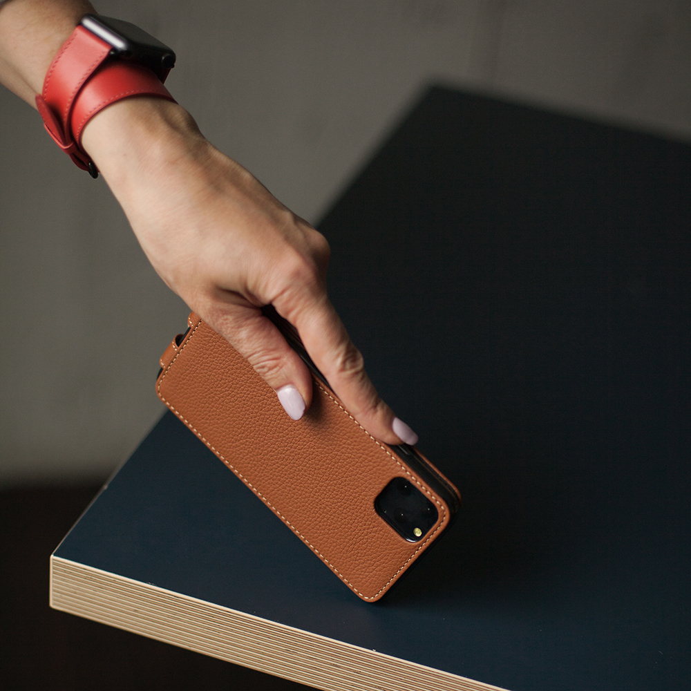 Чехол кожаный для iPhone 11 Pro коричневого цвета