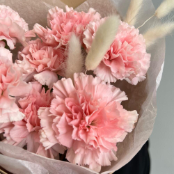 Букет из диантусов и лагуруса в оформлении