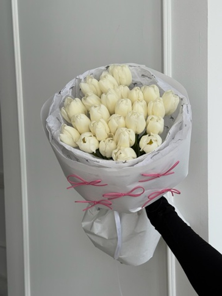 Букет из 25 белых тюльпанов в специальном оформлении доступен к заказу с 3.03.2026