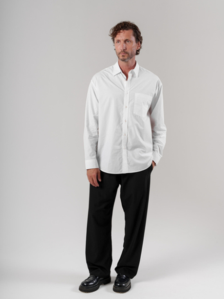 Белая хлопковая рубашка с нагрудным карманом