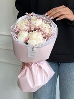 Авторский букет из белых пионов и розовой гипсофилы