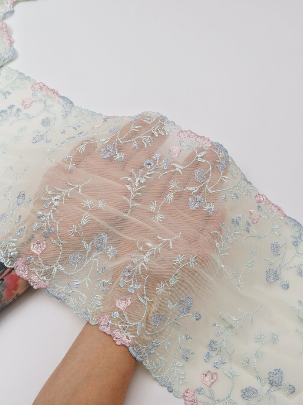 Вышивка на сетке светлая желто-зеленая с мультиколор эластичная ширина 22,5 см