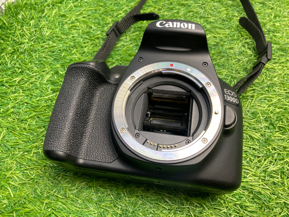 Canon 1300D + 18-55mm 3.5-5.6 IS II (3.500 кадров)