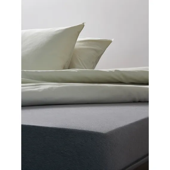 Простыня на резинке из хлопкового трикотажа серого цвета из коллекции essential