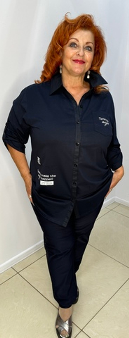 Темно-синяя рубашка с белым принтом и стразами