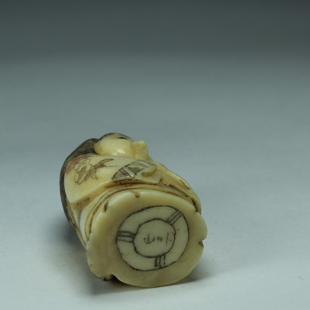 Нэцкэ Девушка в кимоно