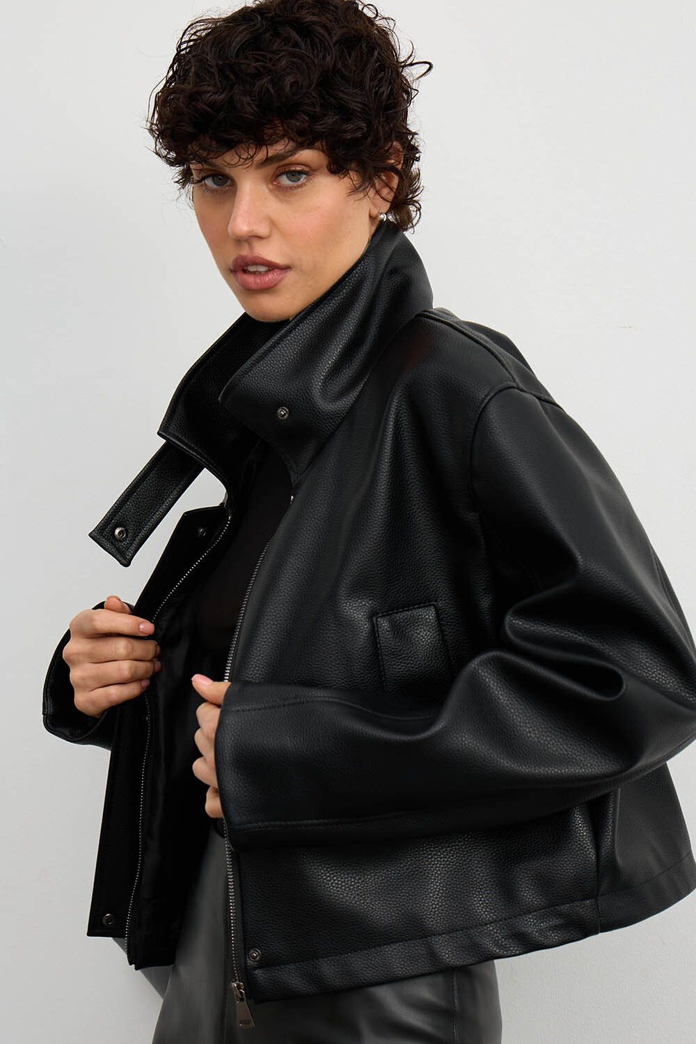 Куртка в минималистичном стиле из экокожи черного цвета