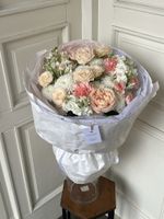 Букет из кустовых пионовидных роз, маттиолы, диантусов и хризантемы