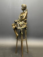 Бронзовая статуэтка «Девушка на стуле»