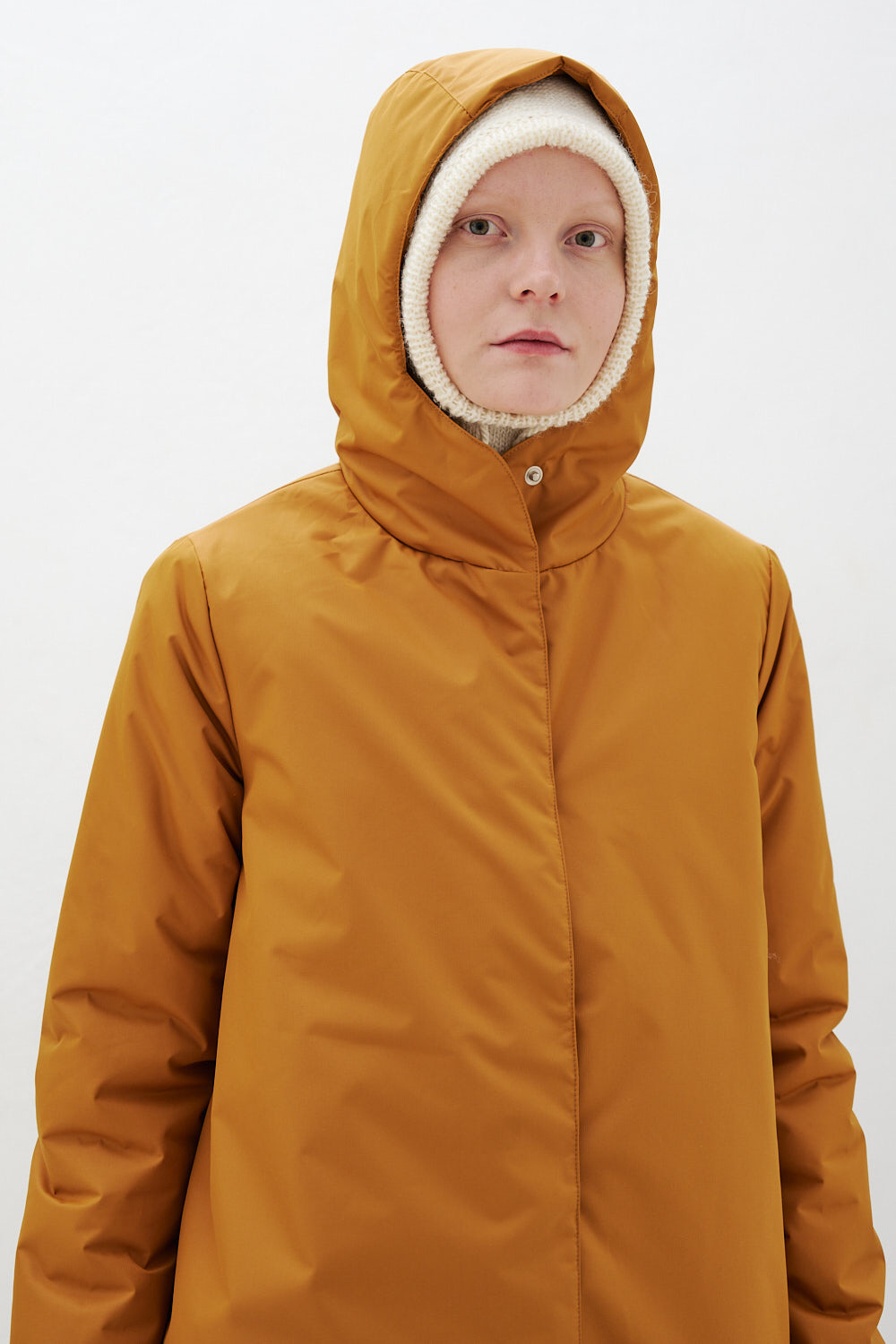 Зимнее пальто миди горчичного цвета