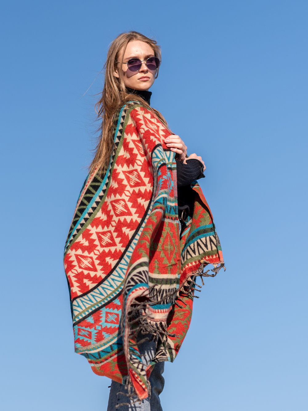 Теплый палантин с орнаментом