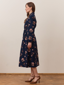 Платье с воротником стойкой