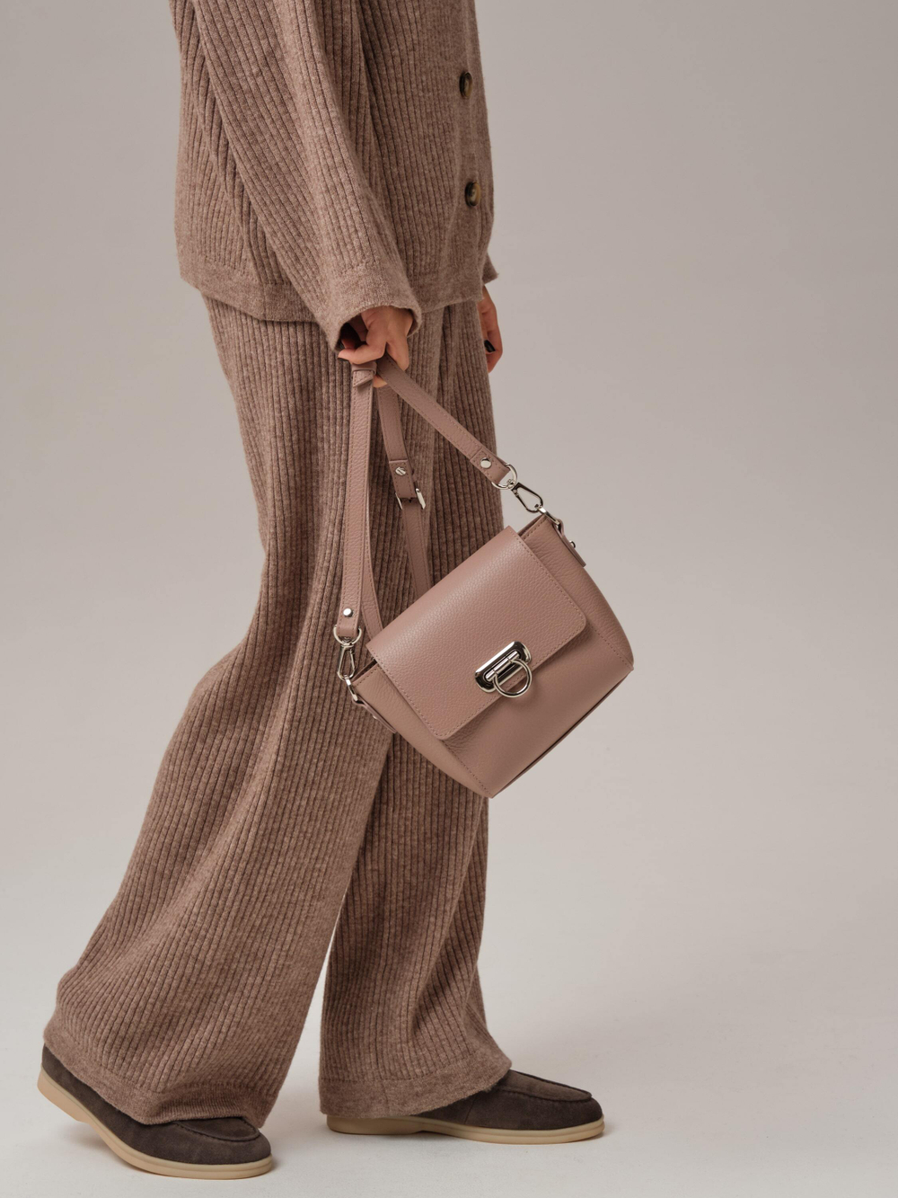 Сумка кожаная кросс-боди фруктовый мусс