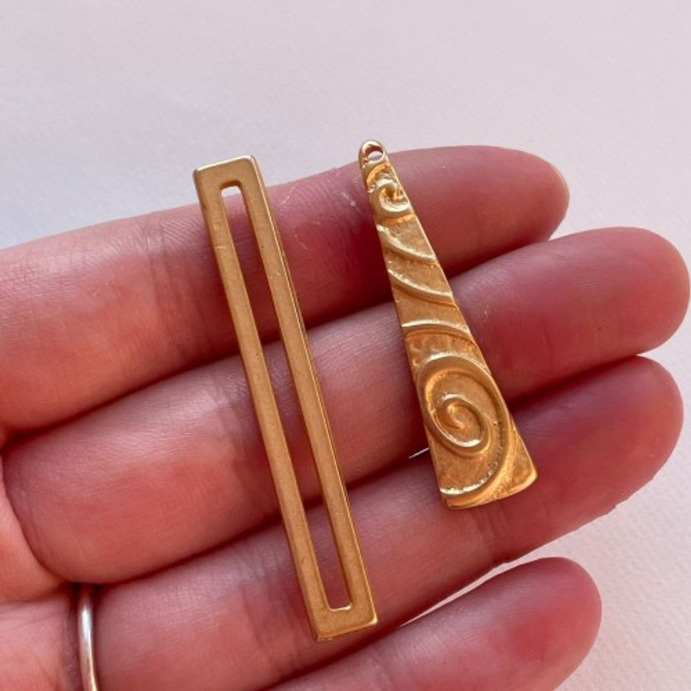 16652-тр Подвеска "Треугольник" Италия 39*10мм, матовая позолота