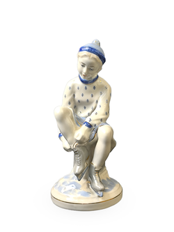 Фарфоровая статуэтка "Конькобежка" Гжель