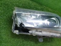 Битая Фара левая Toyota Hilux 8 (2015-2020) LED