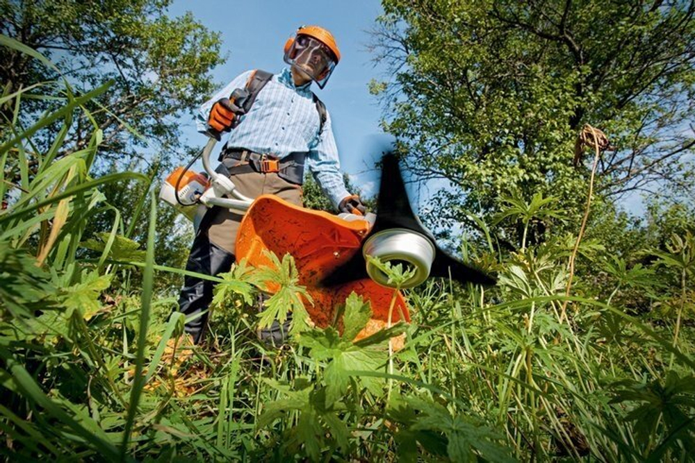 Бензиновый триммер STIHL FS 250 BrushCut, 1.6 кВт, антивибрационная система, плечевой ремень