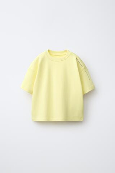 ZARA ФУТБОЛКА ИЗ ИНТЕРЛОКА С ПРИНТОМ, ЯРКО-ЖЕЛТЫЙ