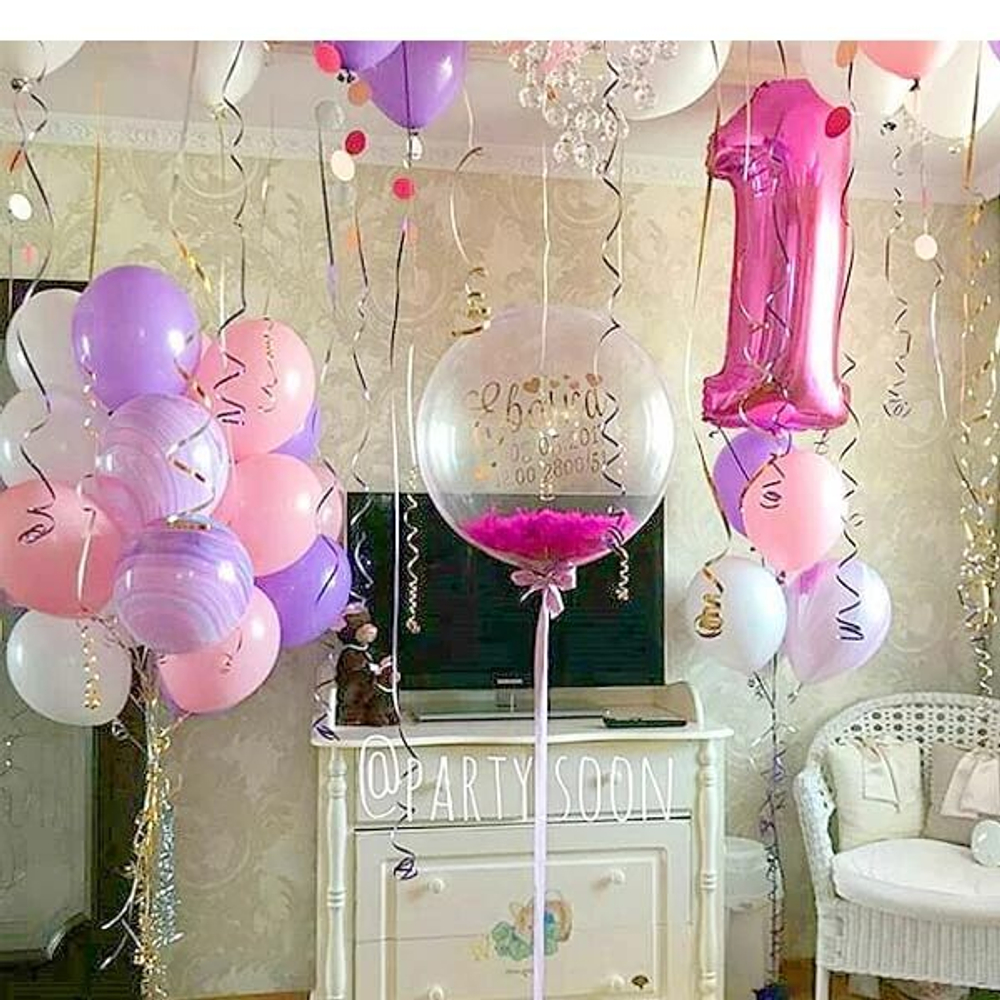 Композиция из воздушных шаров с перьями и цифрой 1