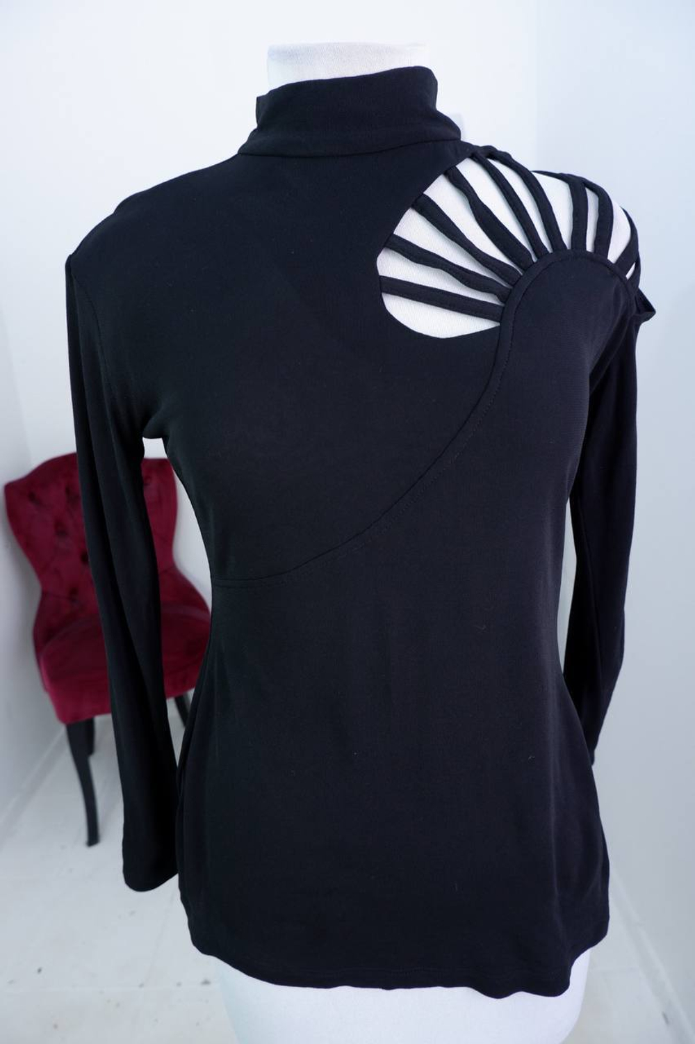 Джемпер Clasen с красивым акцентным плечом, маркировка 38, визуально на 44 размер