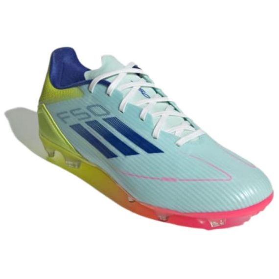 Бутбольные ботинки Adidas F50 - это низкие кроссовки для повседневного использования.