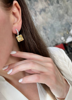 Спокойный и благородный цвет кристалла побуждает купить серьги с микро фианитами белого цвета и желтым центральным камнем в виде квадрата. С ними можно создать десятки вечерних и повседневных образов. Чтобы акцентировать внимание на квадратных серьгах из серебра 925-й пробы с желтым фианитом, можно дополнить их кольцом или кулоном с большим камнем в том же стиле или оттенке. Особенно советуем приобрести изделия девушкам с карими глазами. Благодаря скромным на первый взгляд серебряным украшениям цвет глаз станет еще выразительней.  Заказать серьги из серебра с желтыми фианитами вы можете в нашем интернет-магазине по демократичной цене. Доставка ювелирного изделия возможна как по столице, так и в любую точку страны.