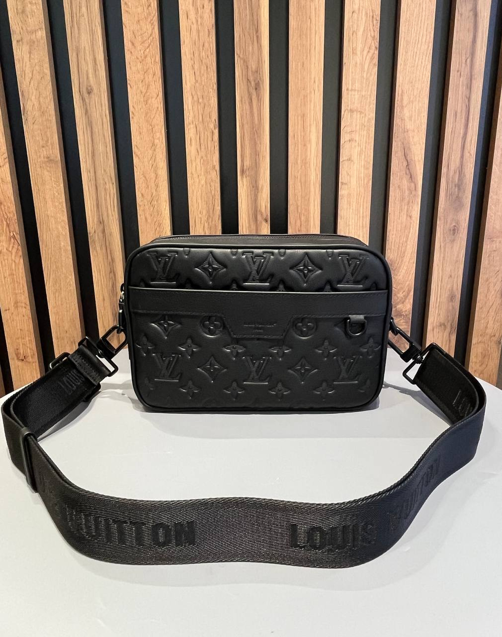 Сумка через плечо Louis Vuitton Alpha