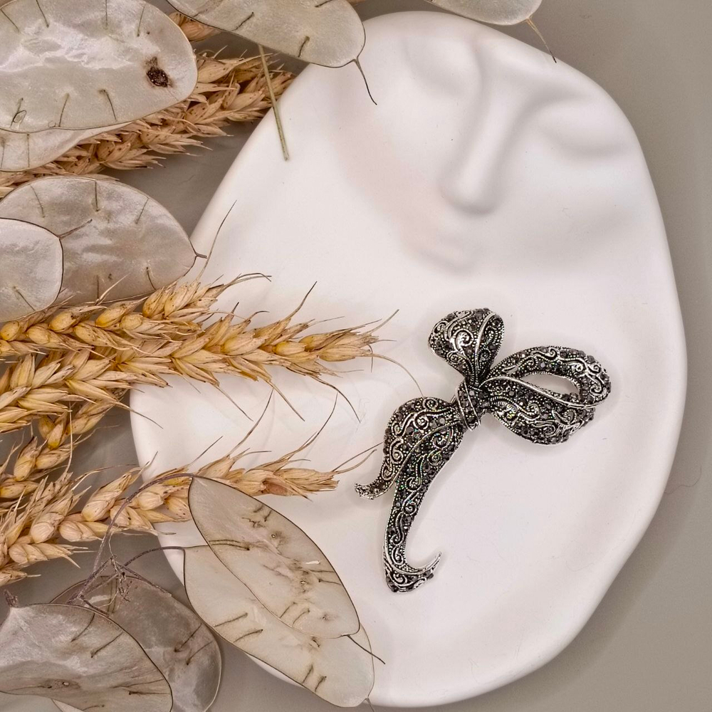 Брошь " Игривый Бант" со стразами.