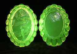 Шкатулка «Пара голубей». Урановое стекло. Cер. XX в. Чехия. Длина – 12,5 см