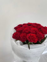 Букет 19 красных роз  в оформлении