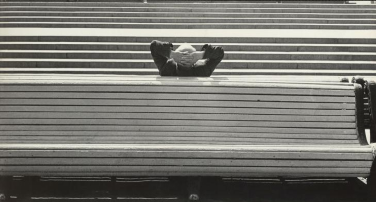 Благоустройство как инструмент контроля: как лавочки и арт-объекты формируют пассивного горожанина