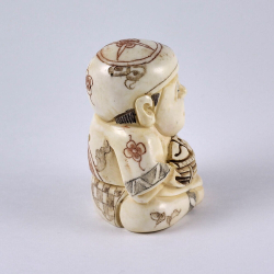 Нэцкэ Ребенок Карако с корзиной рыбы