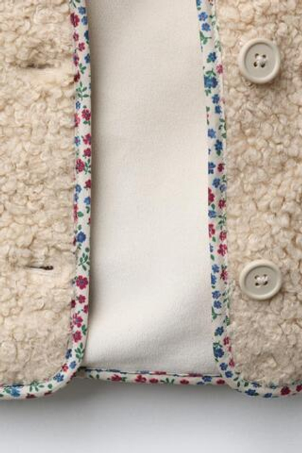 ZARA КУРТКА ИЗ ИСКУССТВЕННОЙ ОВЧИНЫ С ЦВЕТОЧНОЙ ОКАНТОВКОЙ, ЭКРЮ