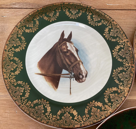 Винтажная коллекционная декоративная кабинетная тарелка с изображением лошади