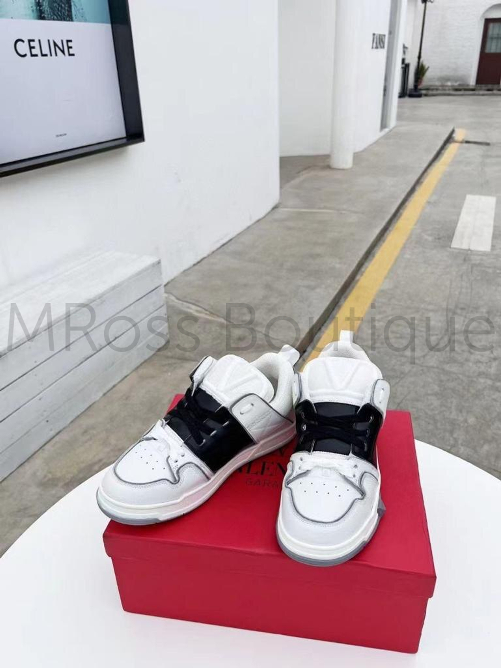 Белые женские кроссовки Valentino с черной вставкой (Валентино) люкс класса