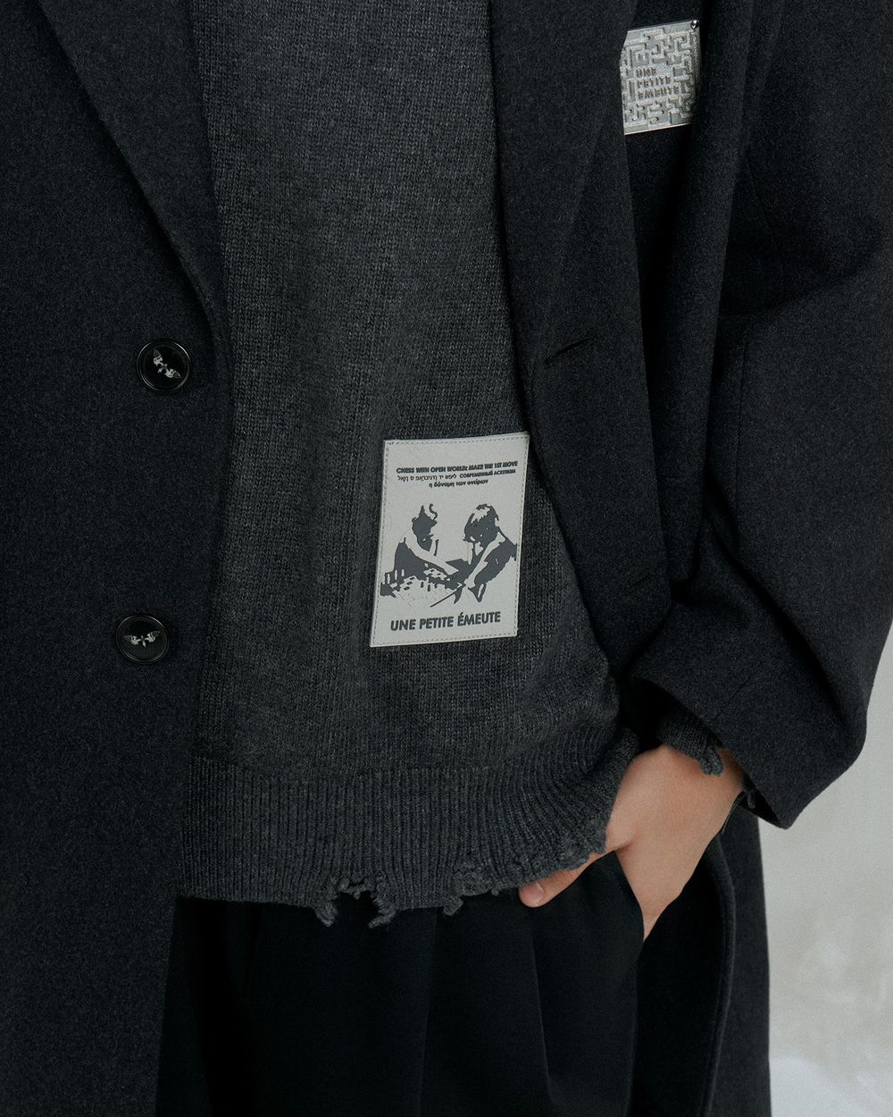 Свитер Une Petite Emeute Chess Rebels серый