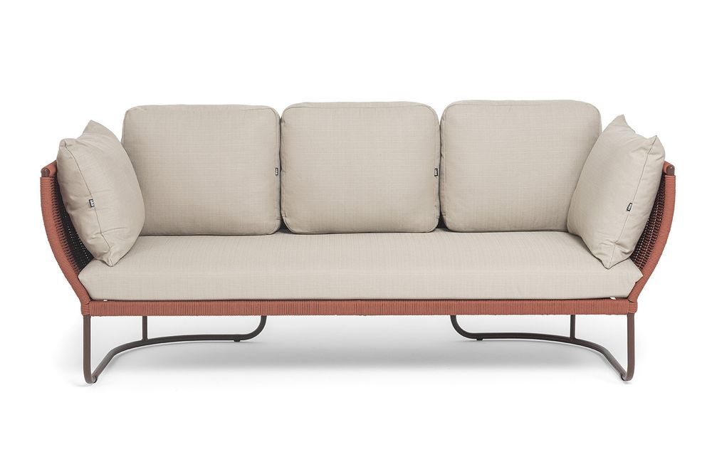 "Фиджи" диван 3-местный плетеный из роупа, каркас алюминий коричневый (RAL8016) муар, роуп красный (8372) круглый tex, ткань Mossle бежевая