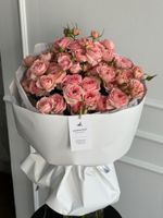 Букет из нежных, кустовых пионовидных роз