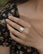 кольцо широкое разомкнутое с отпечатком ракушки