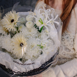 113. Кружевной белоснежный букет с выразительным акцентом