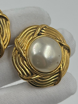 Клипсы с «жемчугом» Chanel