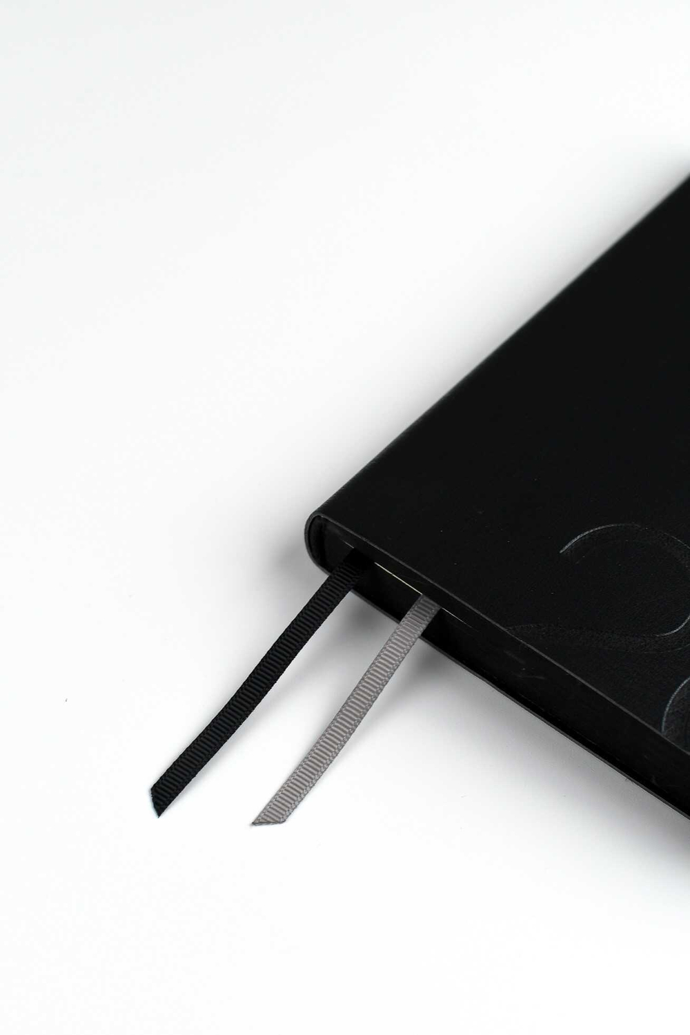 Ежедневник датированный 2026 ESCALADA, #ДУМАЙ КАК МИЛЛИАРДЕР, А6+, 176 л., арт. 70301/ 20 ЛЕЗЕРЕТТО ЧЁРНЫЙ (кожзам: 126x174 мм, мягкий переплёт, материал обложки: искусственная кожа "Лезеретто"; декор: блинтовое тиснение; способ крепления блока: нитк