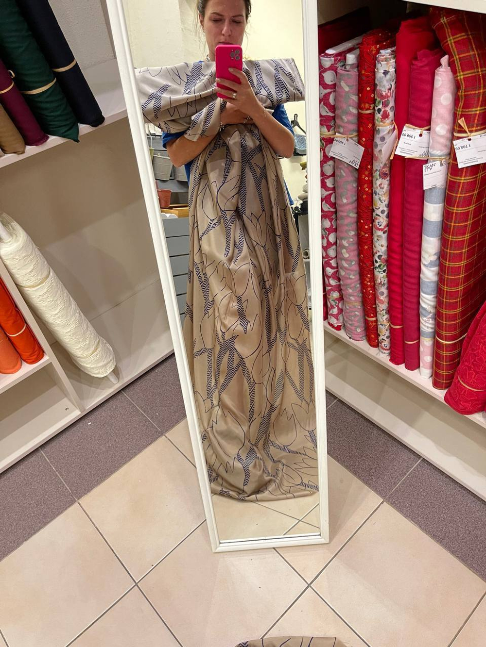 Плательно-блузочный атласный шелк (Max Mara, 100%шелк, Карамельно-бежевый фон/крупные контурные тюльпаны, 138)