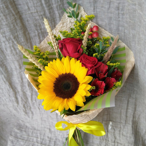 Купить Яркий букет с подсолнухом "Здравствуй!"