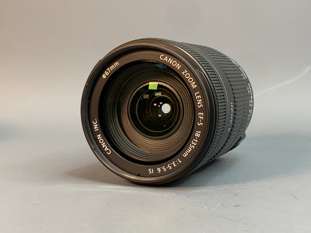 Canon EF-S 18-135 mm f/3.5-5.6 IS Скол внутри линзы