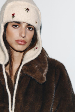 ZARA ШАПКА С УШКАМИ И ВЫШИВКОЙ, ЭКРЮ