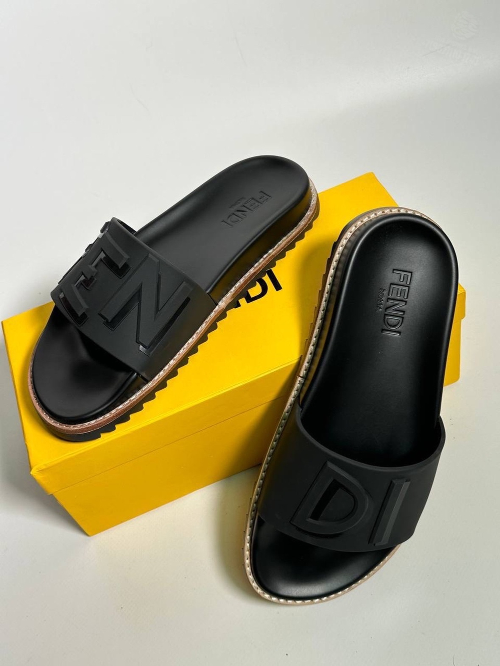 Шлепанцы Fendi