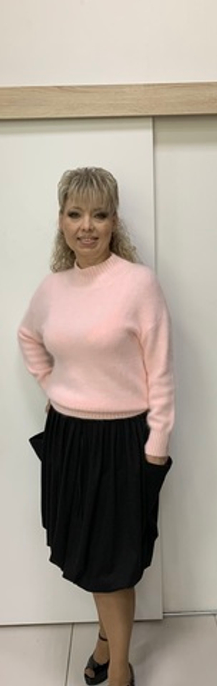 Теплая черная юбка в складку с кармашками